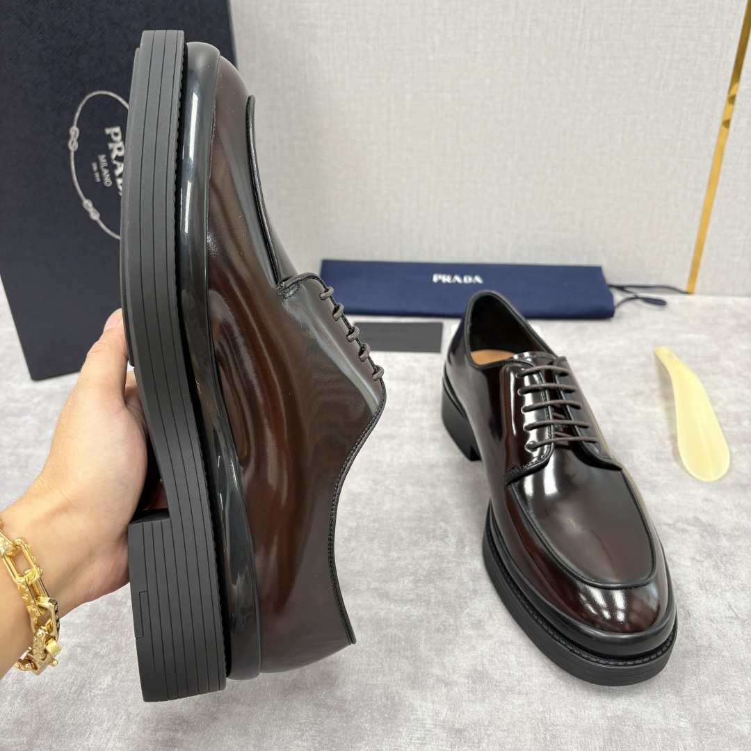 💋💍P家新品 普拉*达 PRAD* 官方热卖新款男士厚底系带德比鞋 此款厚底皮鞋采用闪亮的亮面开边珠擦色