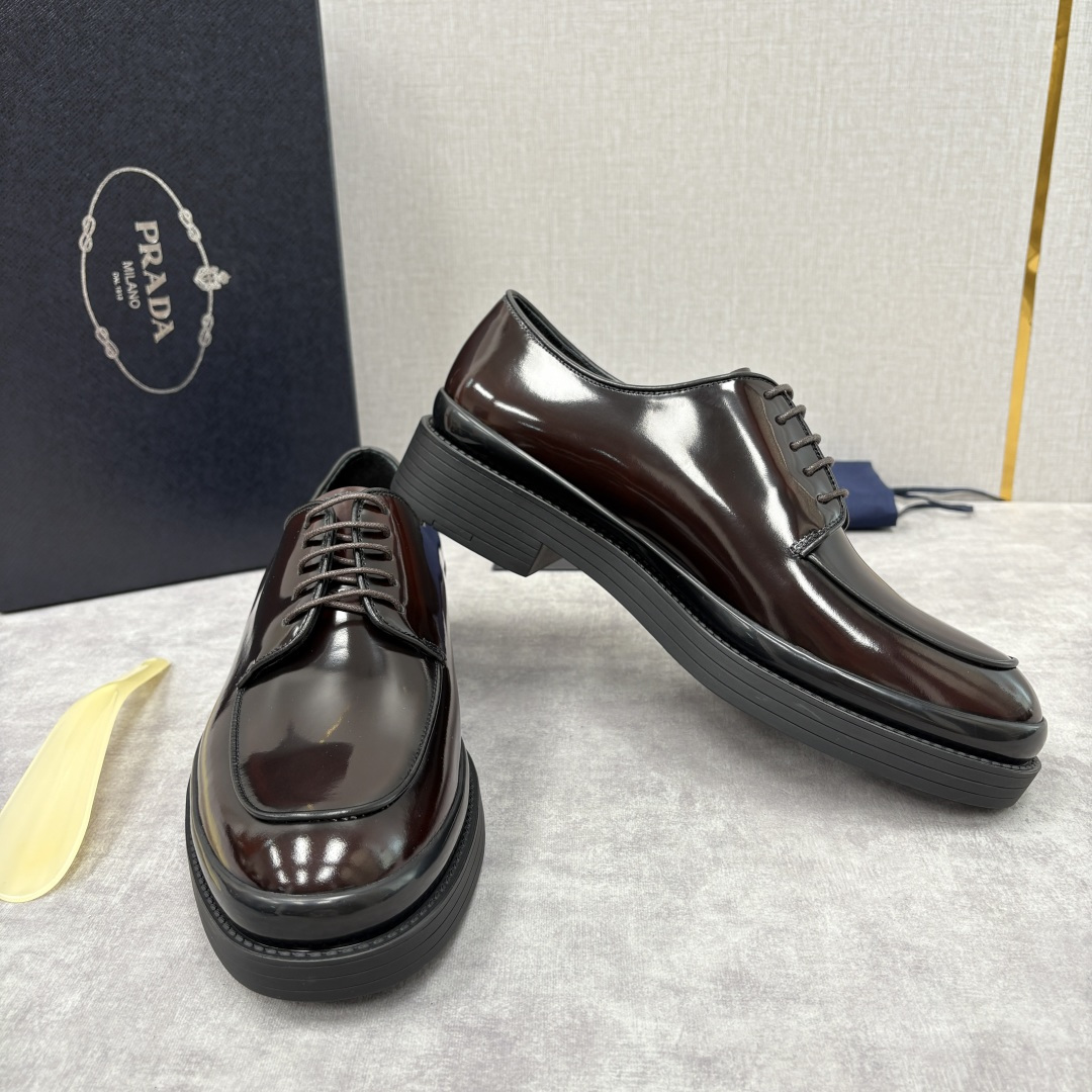 💋💍P家新品 普拉*达 PRAD* 官方热卖新款男士厚底系带德比鞋 此款厚底皮鞋采用闪亮的亮面开边珠擦色