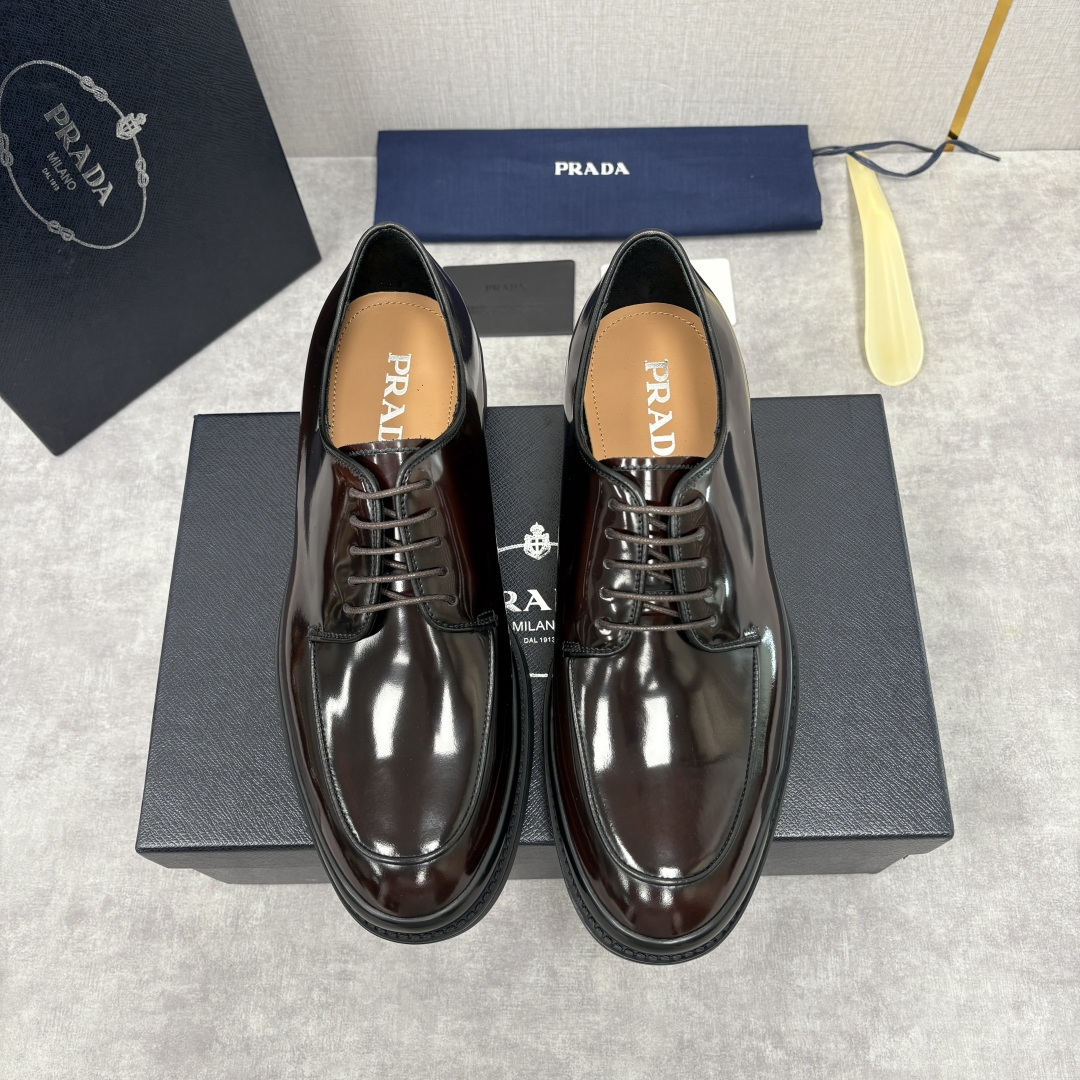 💋💍P家新品 普拉*达 PRAD* 官方热卖新款男士厚底系带德比鞋 此款厚底皮鞋采用闪亮的亮面开边珠擦色