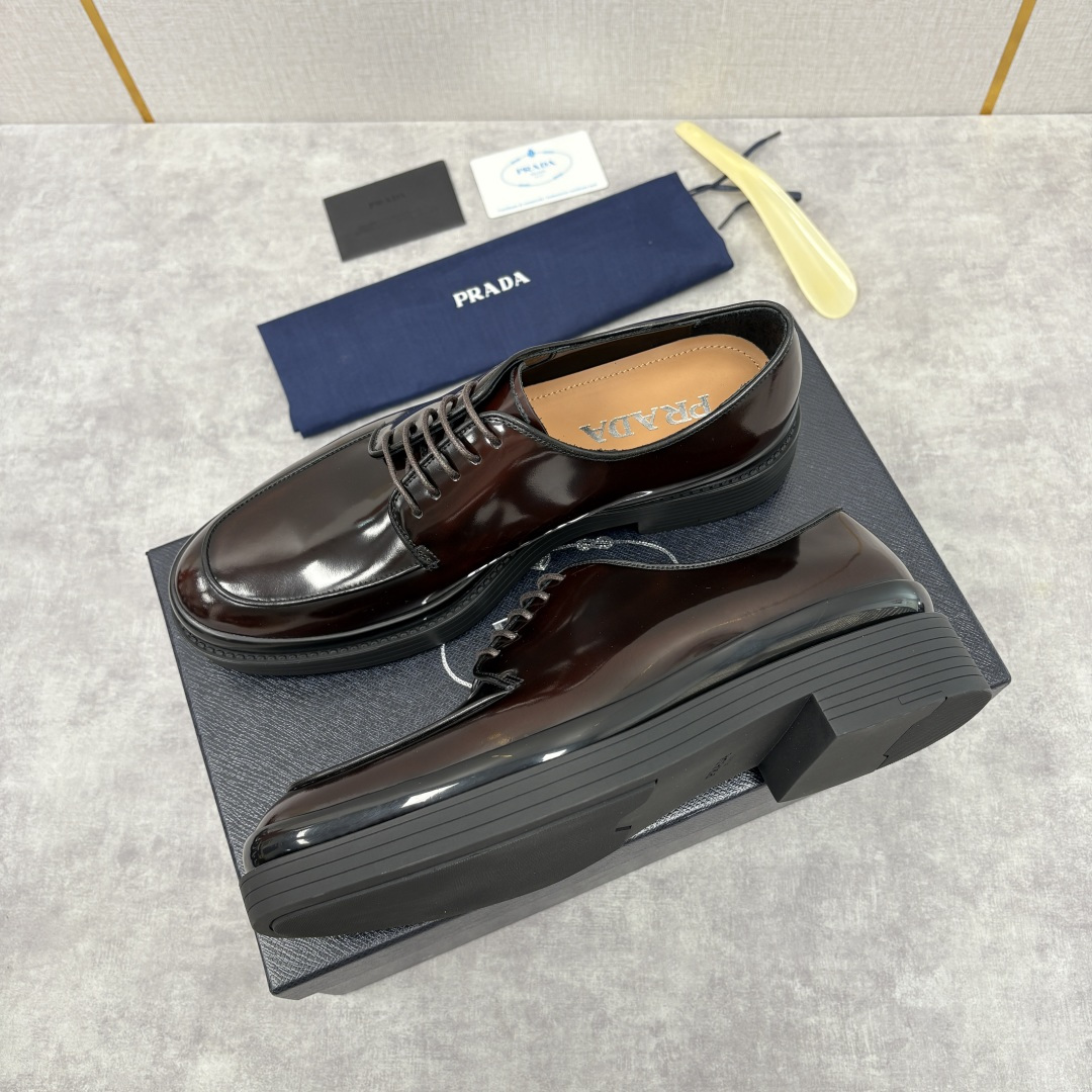 💋💍P家新品 普拉*达 PRAD* 官方热卖新款男士厚底系带德比鞋 此款厚底皮鞋采用闪亮的亮面开边珠擦色
