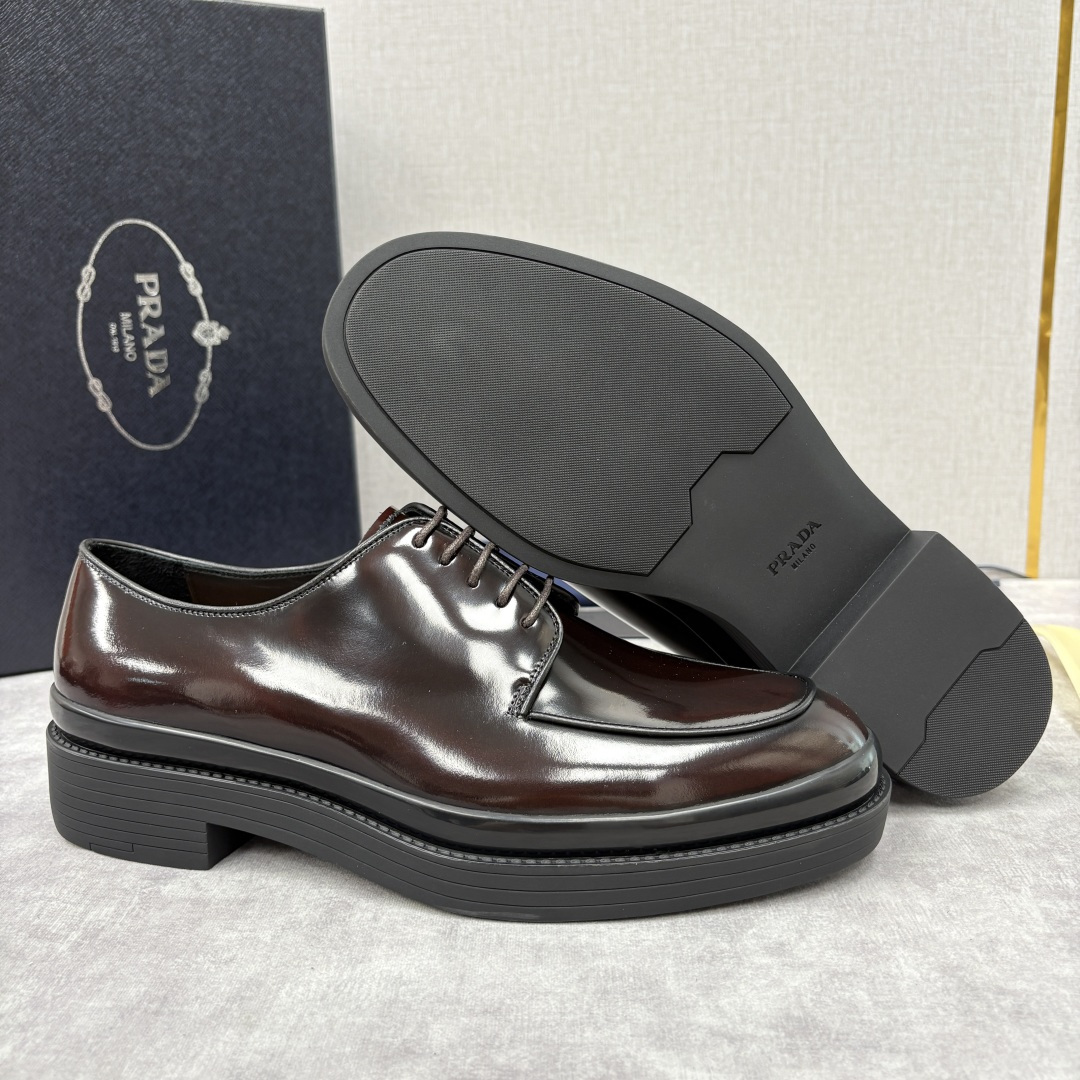 💋💍P家新品 普拉*达 PRAD* 官方热卖新款男士厚底系带德比鞋 此款厚底皮鞋采用闪亮的亮面开边珠擦色