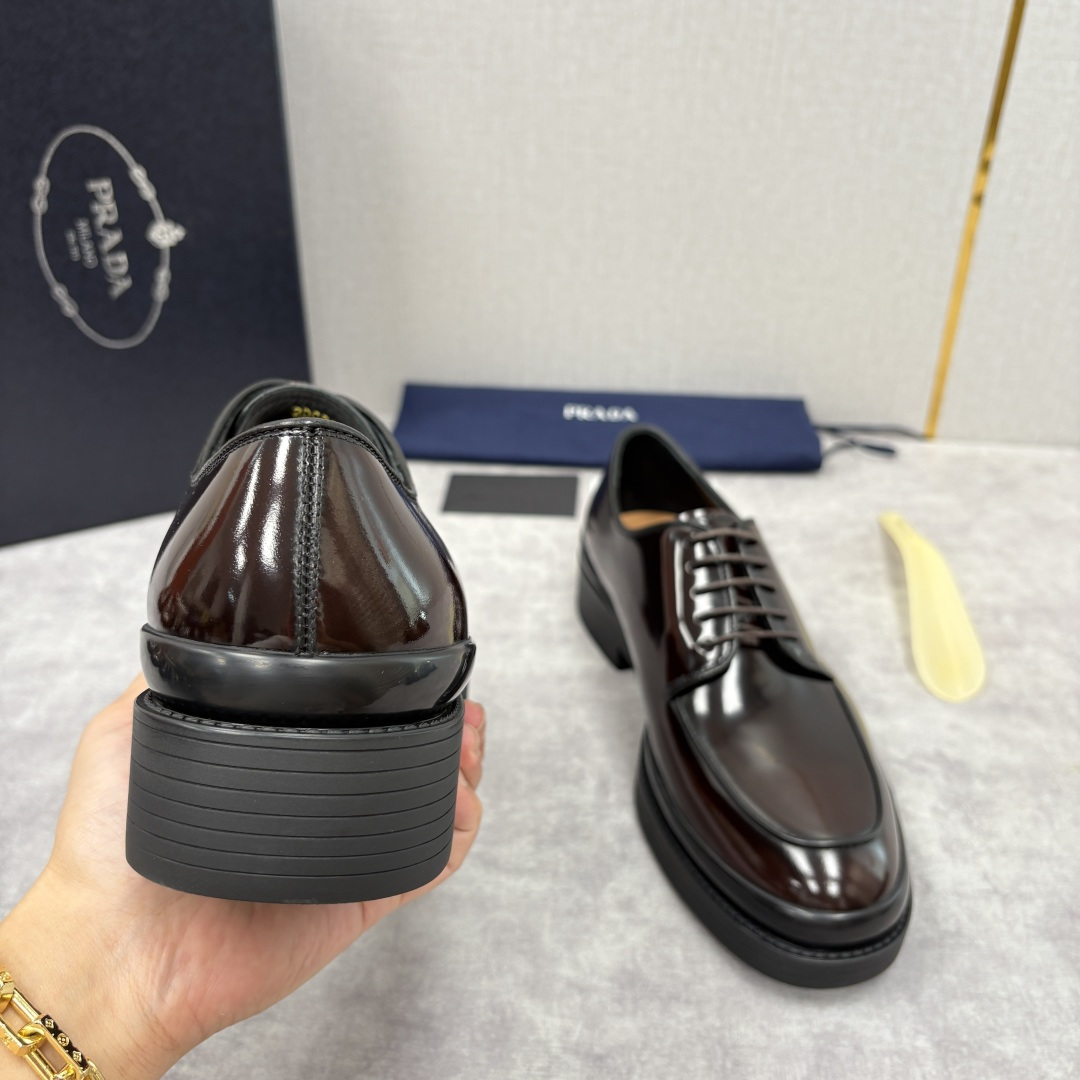 💋💍P家新品 普拉*达 PRAD* 官方热卖新款男士厚底系带德比鞋 此款厚底皮鞋采用闪亮的亮面开边珠擦色