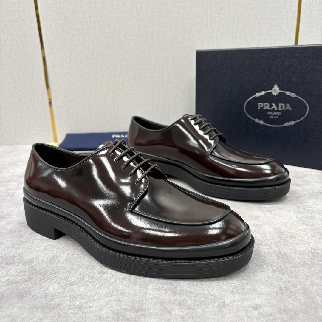 💋💍P家新品 普拉*达 PRAD* 官方热卖新款男士厚底系带德比鞋 此款厚底皮鞋采用闪亮的亮面开边珠擦色