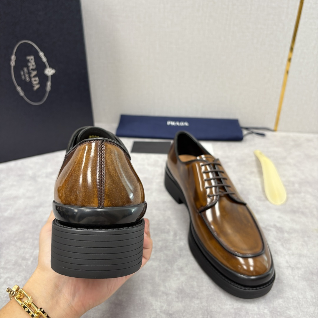 💋💍P家新品 普拉*达 PRAD* 官方热卖新款男士厚底系带德比鞋 此款厚底皮鞋采用闪亮的亮面开边珠擦色