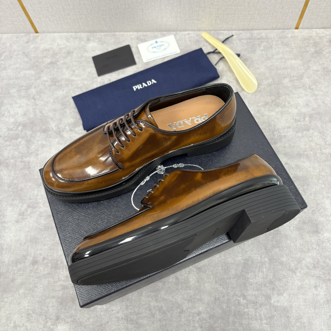 💋💍P家新品 普拉*达 PRAD* 官方热卖新款男士厚底系带德比鞋 此款厚底皮鞋采用闪亮的亮面开边珠擦色