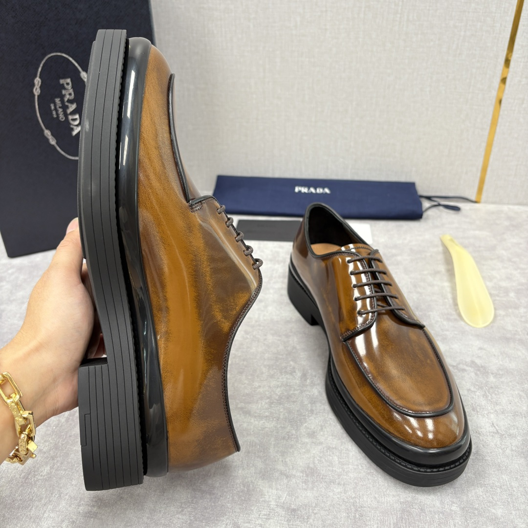 💋💍P家新品 普拉*达 PRAD* 官方热卖新款男士厚底系带德比鞋 此款厚底皮鞋采用闪亮的亮面开边珠擦色