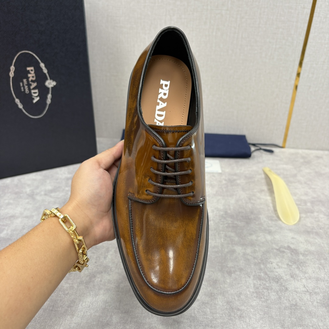 💋💍P家新品 普拉*达 PRAD* 官方热卖新款男士厚底系带德比鞋 此款厚底皮鞋采用闪亮的亮面开边珠擦色