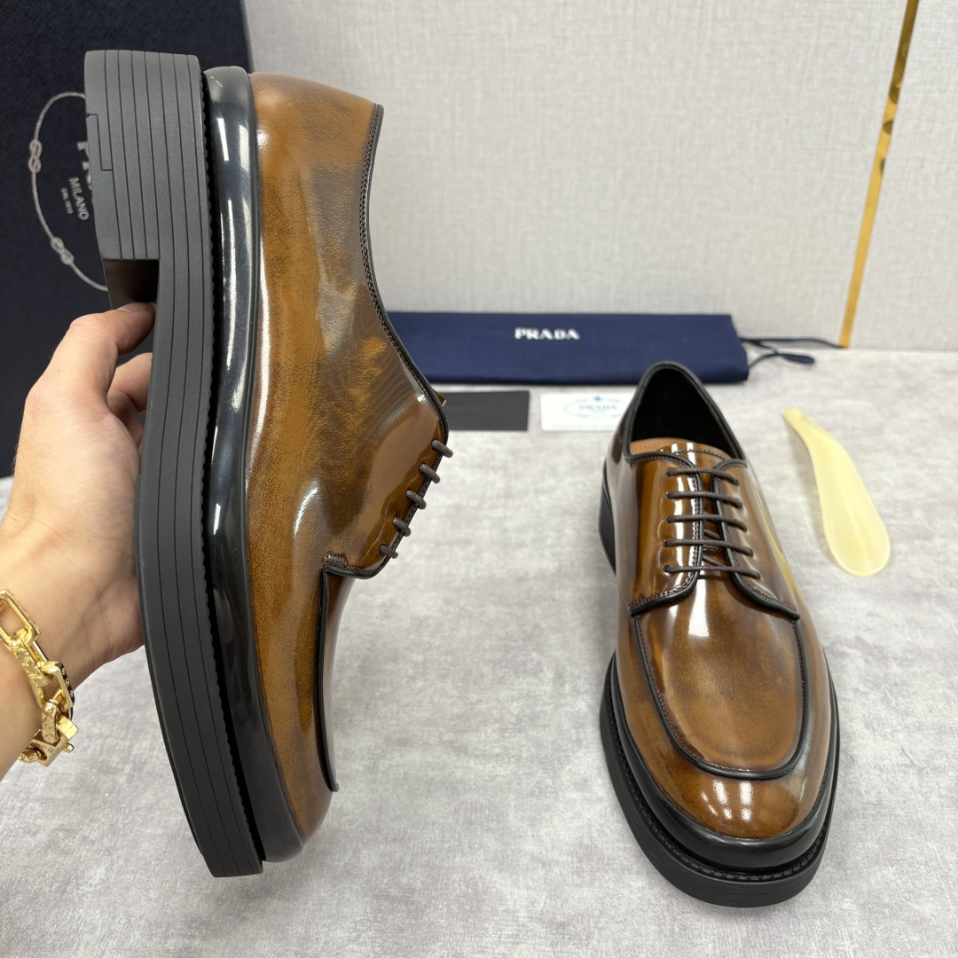 💋💍P家新品 普拉*达 PRAD* 官方热卖新款男士厚底系带德比鞋 此款厚底皮鞋采用闪亮的亮面开边珠擦色