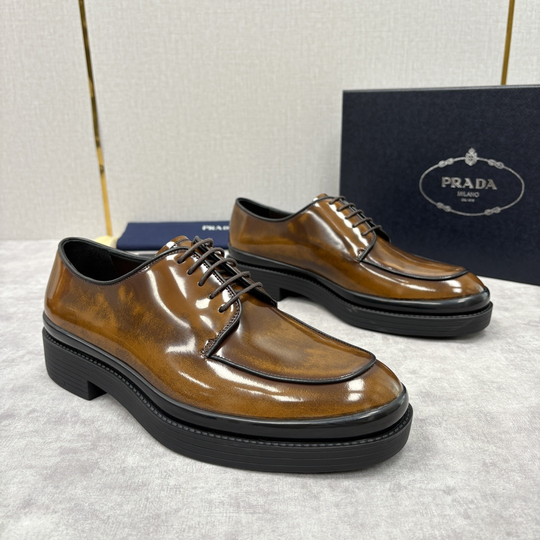 💋💍P家新品 普拉*达 PRAD* 官方热卖新款男士厚底系带德比鞋 此款厚底皮鞋采用闪亮的亮面开边珠擦色