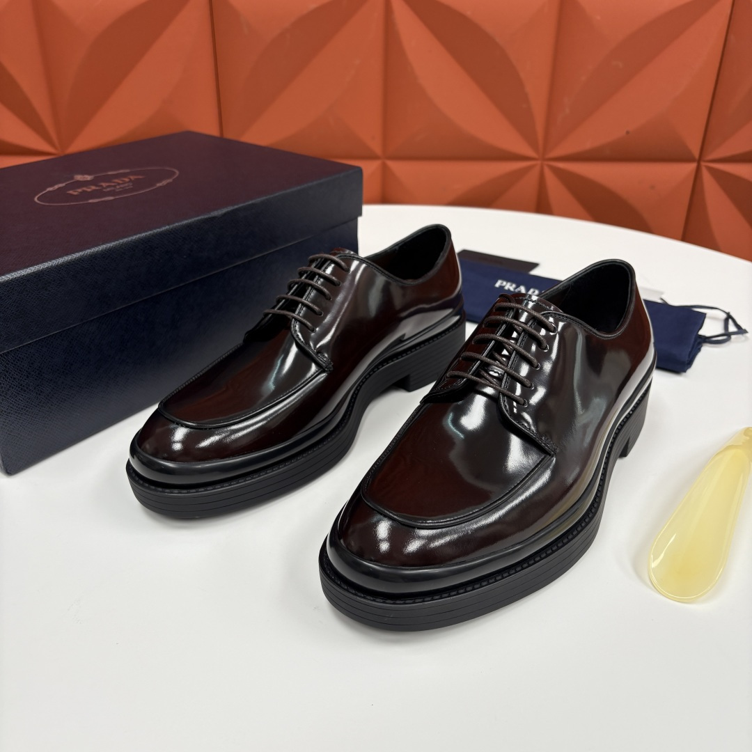 NO:574913,P's new product PRAD* official hot-selling new men's thick-soled lace-up derby shoes. This thick-soled leather shoe is made of shiny bright open-edge bead-grained cowhide to highlight the neat lines of the leather shoes. The inner calf leather makes a thick-soled heel with a height of about 4CM. The private molded TPU sole adds a modern touch to this classic lace-up leather shoe. It has a modern urban style. The upper leather trim  .This glossy thick-soled Derby shoe is a dialogue between traditional luxury and contemporary trends. It is also a statement of the wearer's attitude of 'not following the crowd, but daring to define style'.  Breaking the 'mediocrity' of traditional Derby shoes, the sculptural outsole structure injects trendy vitality into the overall shape. As a classic silhouette of Derby shoes, it retains the orthodox business genes of open placket and lace design. It is suitable for rigorous wearing scenarios such as suits and formal trousers, and is a powerful tool for workplace elites to create a professional image.  Formal business attire is paired with a dark suit, and the thick-soled design adds an avant-garde aura to the rigorous business style, allowing you to show both professionalism and personal style in meetings and negotiations. Combining casual yuppie with plaid suits and solid-color turtleneck sweaters, the luxury of glossy leather collides with the trendy feel of thick soles to create an 'effortless sense of luxury.' Street trends boldly try to match with oversize sweatshirts and ripped jeans, deconstructing street style with high-end luxury items, and achieving a breakthrough in 'niche and high-end' outfits.  Standard leather shoe sizes 39~44# (customized at 38.45) batch, prada, prada, versace, hoodie, sweatshirts, jeans, sweaters, business suit, cowhide19860909P家新品 普拉*达 PRAD* 官方热卖新款男士厚底系带德比鞋此款厚底皮鞋采用闪亮的亮面开边珠擦色牛皮凸显了皮鞋的利落线条.内里小牛皮打造厚底跟高约4CM私模TPU鞋底为这款经典的系带皮鞋增添了现代感.颇具现代都市格调. 鞋面包皮饰边 .这款亮面厚底德比鞋,是传统奢侈与当代潮流的对话,更是穿着者“不随波逐流,敢定义风格”的态度宣言. 打破传统德比鞋的“平庸感”,以极具雕塑感的大底结构,为整体造型注入潮流活力.作为德比鞋（Derby）的经典廓形,它保留了开放式鞋襟、系带设计的正统商务基因,适配西装、正装裤等严谨穿搭场景,是职场精英塑造专业形象的利器.  商务正装搭配深色西装套装,厚底设计为严谨的商务造型增添先锋气场,让你在会议、谈判中既显专业又具个人风格. 休闲雅痞与格纹西装、纯色高领毛衣组合,亮面皮革的奢华感与厚底的潮流感碰撞,打造“不费力的高级感”. 街头潮流大胆尝试与oversize卫衣、破洞牛仔裤的搭配,以高奢单品解构街头风格,实现“小众且高级”的穿搭突破. 标准皮鞋码数39～44#（38.45定做）批,,prada,prada,versace,hoodie,sweatshirts,jeans,sweaters,business suit,cowhide,Men's shoes