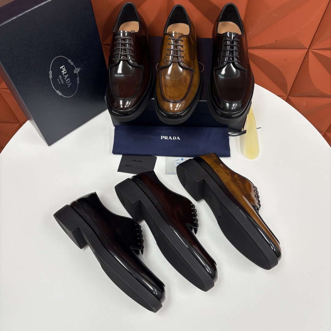 💋💍P家新品 普拉*达 PRAD* 官方热卖新款男士厚底系带德比鞋 此款厚底皮鞋采用闪亮的亮面开边珠擦色