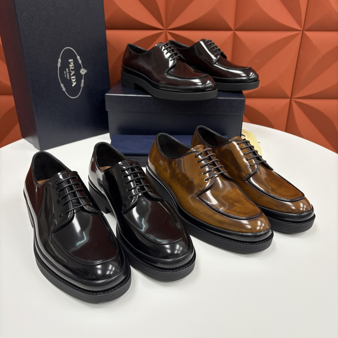 💋💍P家新品 普拉*达 PRAD* 官方热卖新款男士厚底系带德比鞋 此款厚底皮鞋采用闪亮的亮面开边珠擦色
