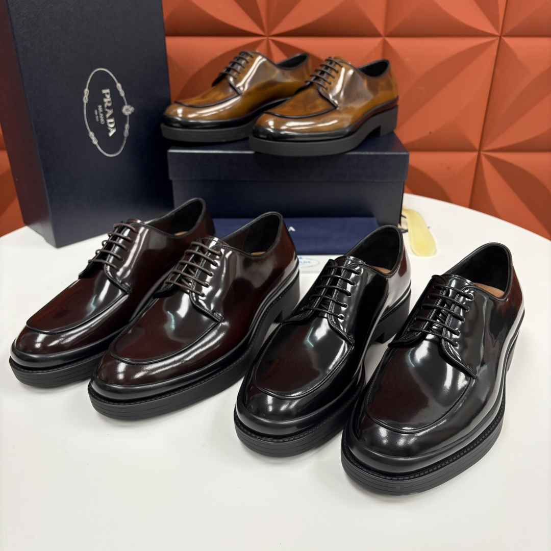 💋💍P家新品 普拉*达 PRAD* 官方热卖新款男士厚底系带德比鞋 此款厚底皮鞋采用闪亮的亮面开边珠擦色