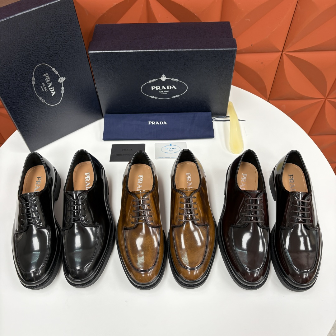 💋💍P家新品 普拉*达 PRAD* 官方热卖新款男士厚底系带德比鞋 此款厚底皮鞋采用闪亮的亮面开边珠擦色