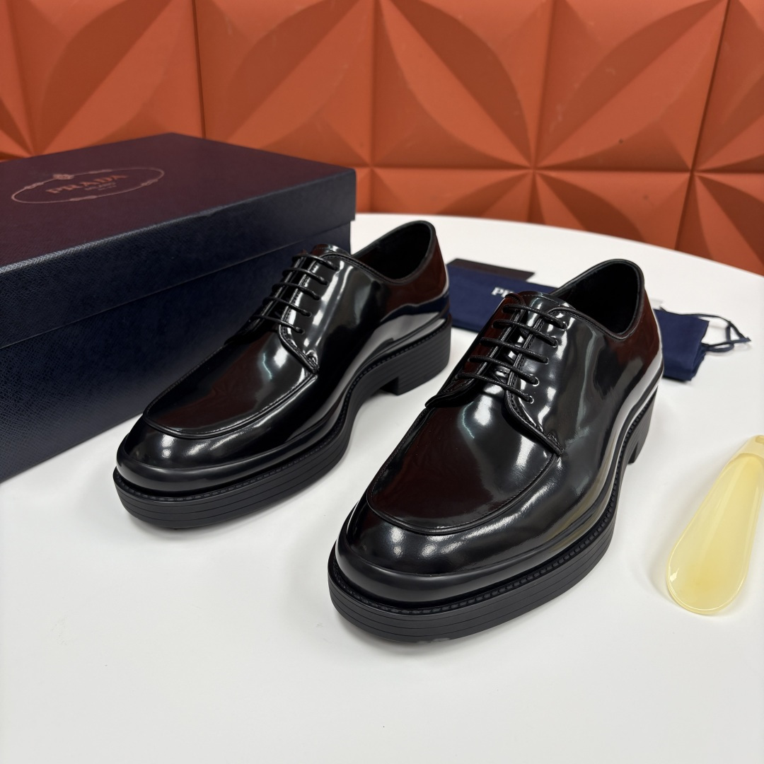 💋💍P家新品 普拉*达 PRAD* 官方热卖新款男士厚底系带德比鞋 此款厚底皮鞋采用闪亮的亮面开边珠擦色