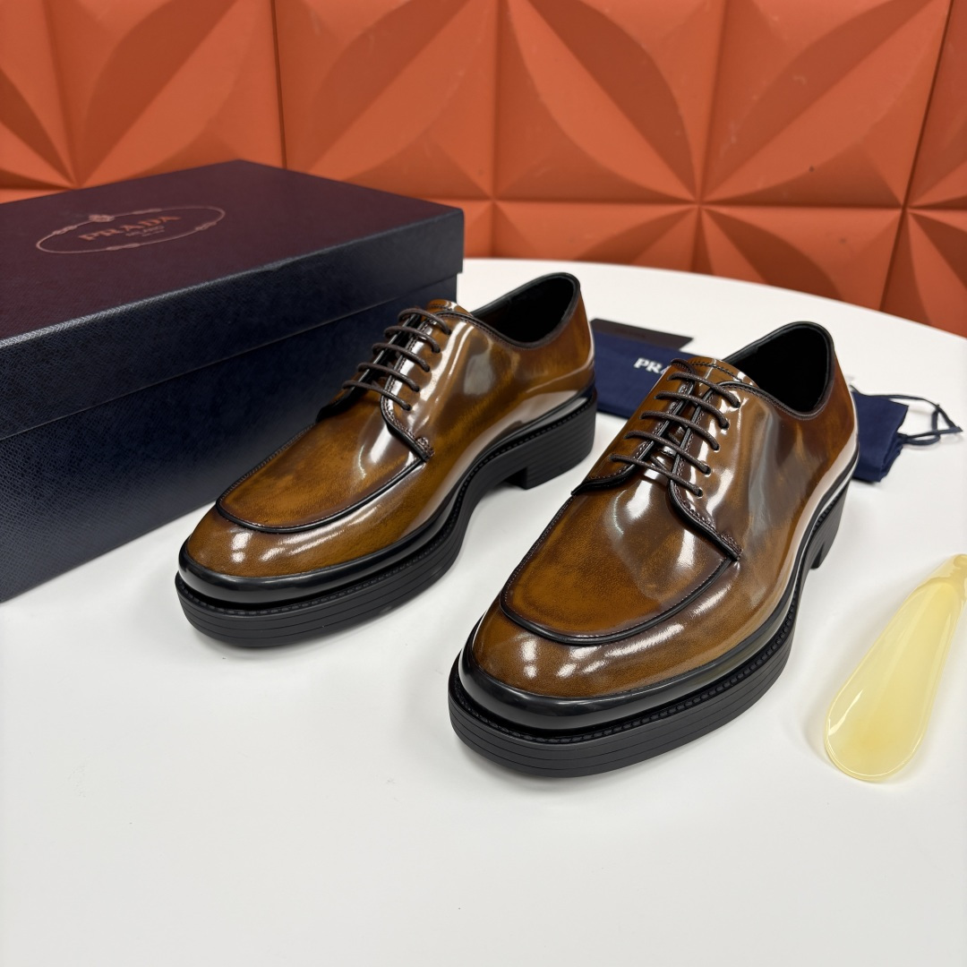 💋💍P家新品 普拉*达 PRAD* 官方热卖新款男士厚底系带德比鞋 此款厚底皮鞋采用闪亮的亮面开边珠擦色