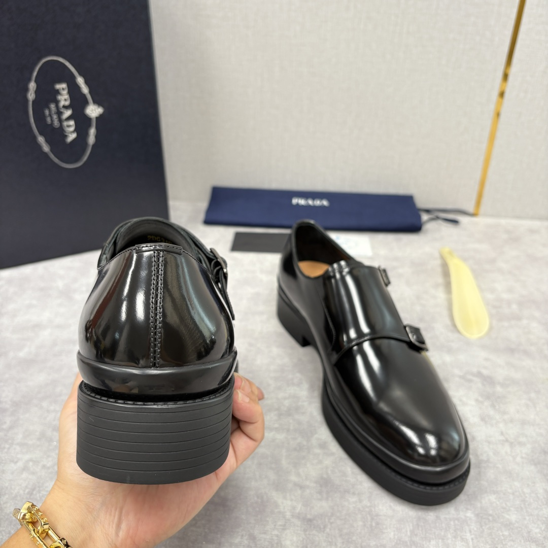 💋💍P家新品 普拉*达 PRAD* 官方热卖新款男士厚底双排孟克鞋 复古优雅与先锋设计的奢华交响 此款厚