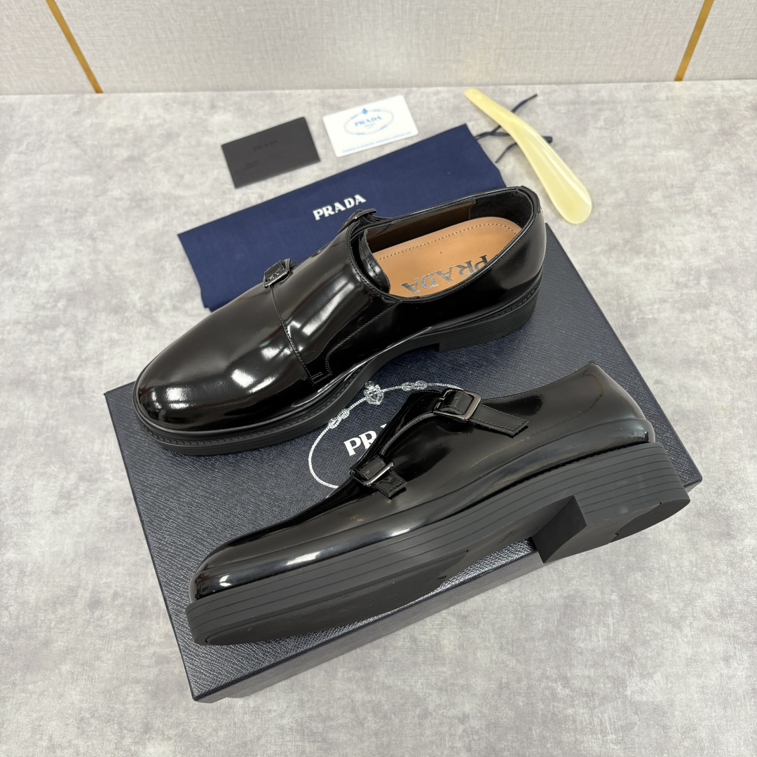 💋💍P家新品 普拉*达 PRAD* 官方热卖新款男士厚底双排孟克鞋 复古优雅与先锋设计的奢华交响 此款厚