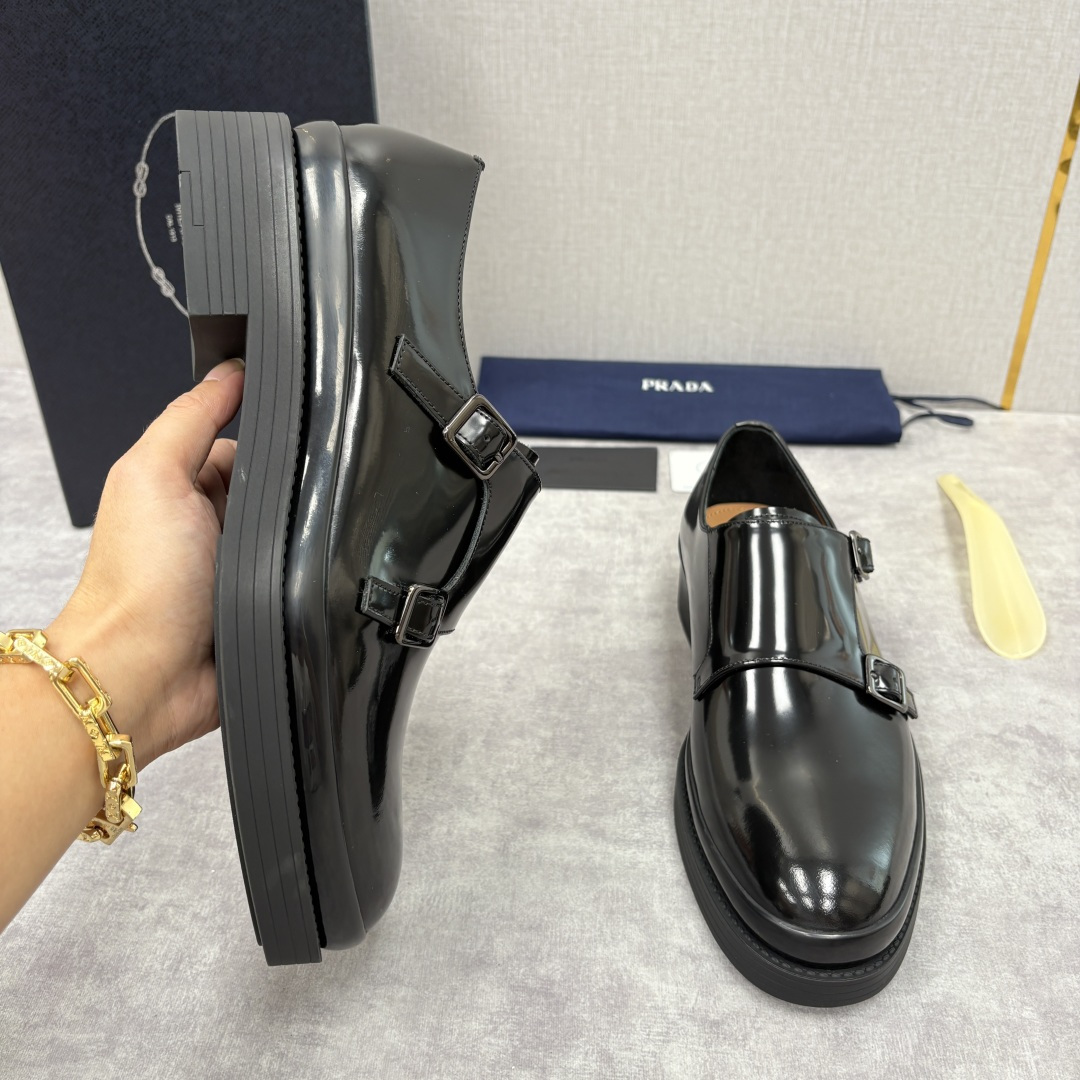 💋💍P家新品 普拉*达 PRAD* 官方热卖新款男士厚底双排孟克鞋 复古优雅与先锋设计的奢华交响 此款厚