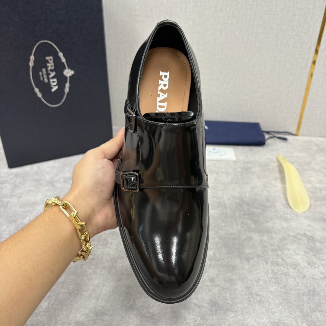 💋💍P家新品 普拉*达 PRAD* 官方热卖新款男士厚底双排孟克鞋 复古优雅与先锋设计的奢华交响 此款厚