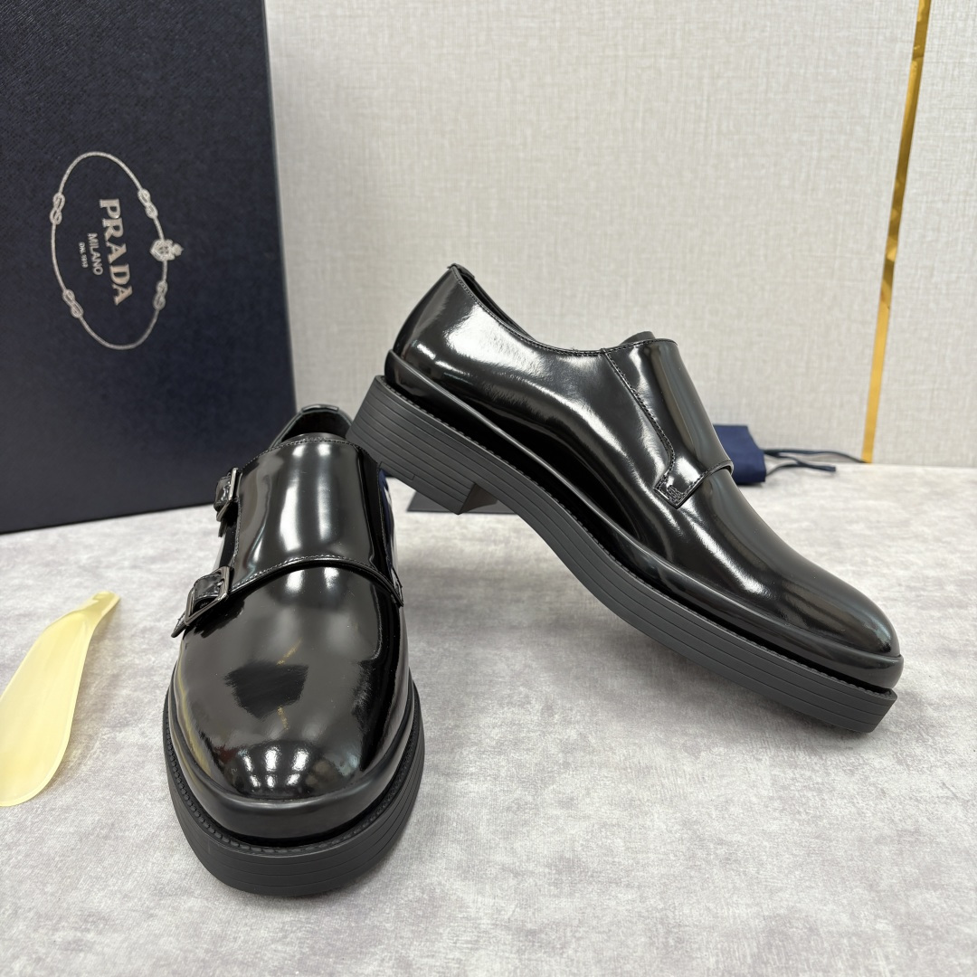 💋💍P家新品 普拉*达 PRAD* 官方热卖新款男士厚底双排孟克鞋 复古优雅与先锋设计的奢华交响 此款厚