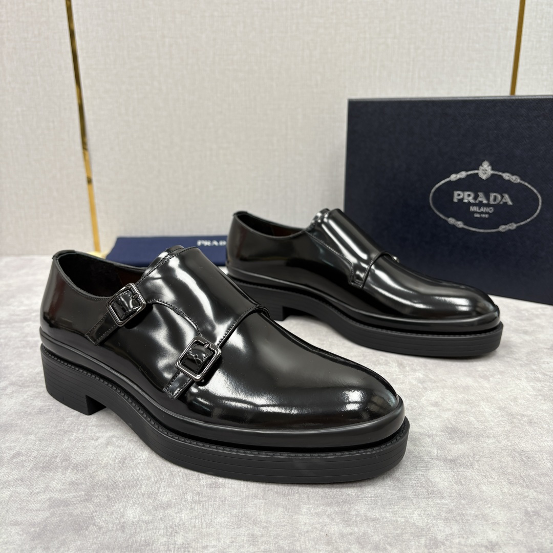 💋💍P家新品 普拉*达 PRAD* 官方热卖新款男士厚底双排孟克鞋 复古优雅与先锋设计的奢华交响 此款厚