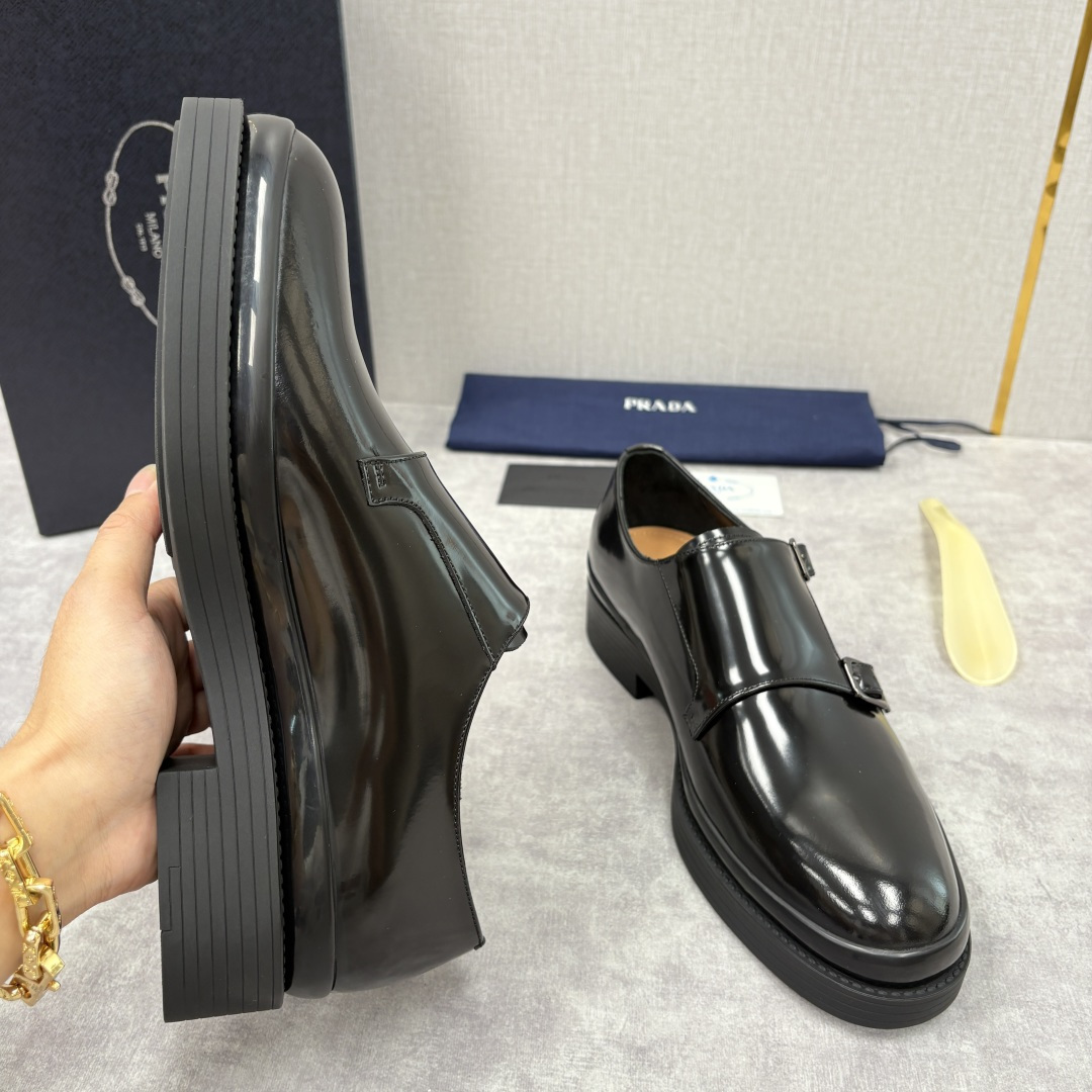 💋💍P家新品 普拉*达 PRAD* 官方热卖新款男士厚底双排孟克鞋 复古优雅与先锋设计的奢华交响 此款厚