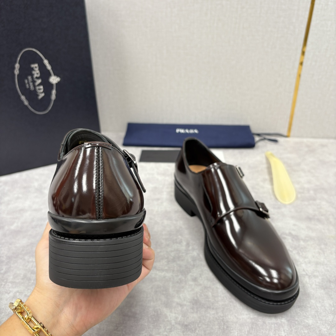 💋💍P家新品 普拉*达 PRAD* 官方热卖新款男士厚底双排孟克鞋 复古优雅与先锋设计的奢华交响 此款厚