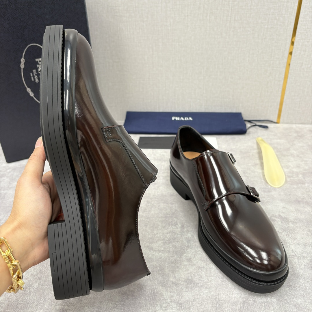 💋💍P家新品 普拉*达 PRAD* 官方热卖新款男士厚底双排孟克鞋 复古优雅与先锋设计的奢华交响 此款厚