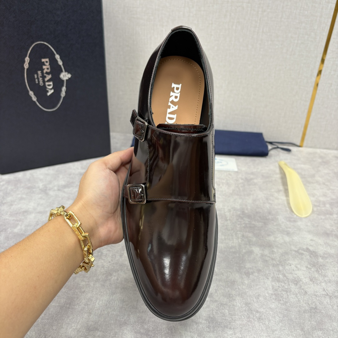 💋💍P家新品 普拉*达 PRAD* 官方热卖新款男士厚底双排孟克鞋 复古优雅与先锋设计的奢华交响 此款厚