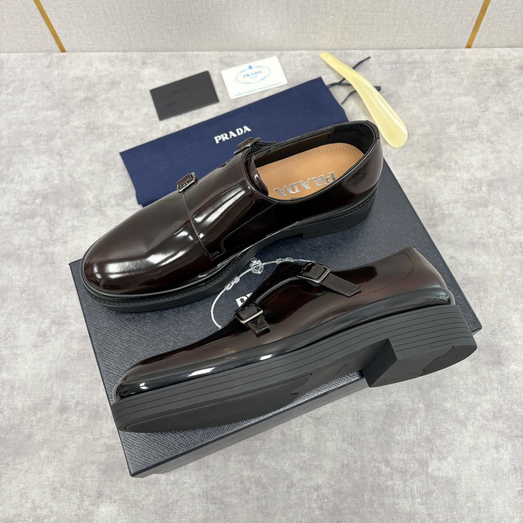 💋💍P家新品 普拉*达 PRAD* 官方热卖新款男士厚底双排孟克鞋 复古优雅与先锋设计的奢华交响 此款厚