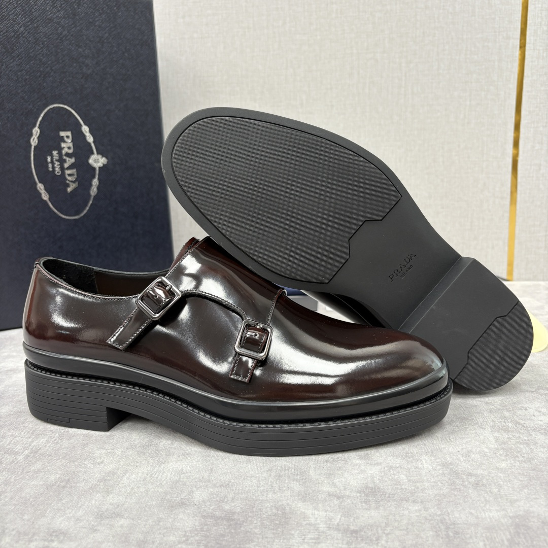 💋💍P家新品 普拉*达 PRAD* 官方热卖新款男士厚底双排孟克鞋 复古优雅与先锋设计的奢华交响 此款厚