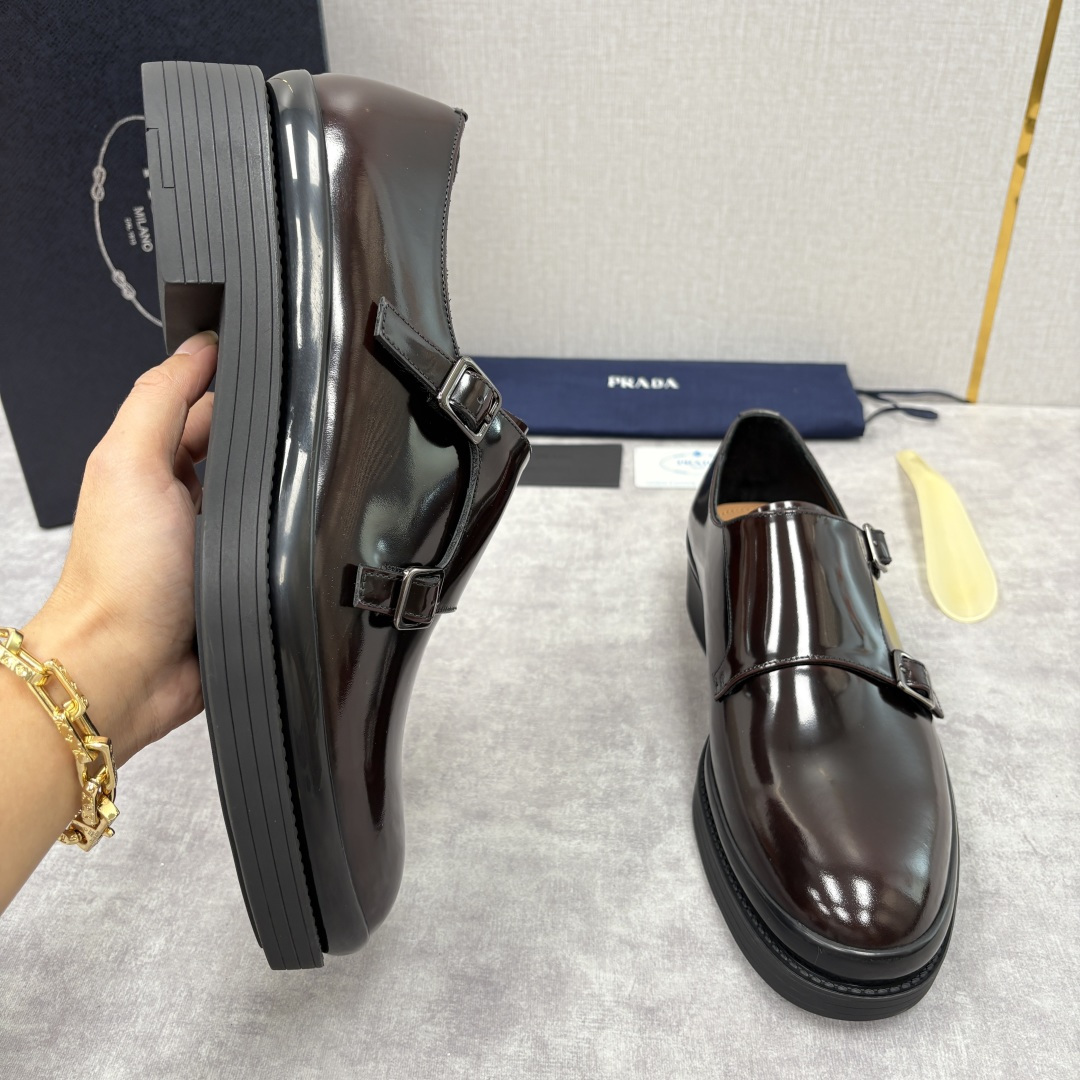 💋💍P家新品 普拉*达 PRAD* 官方热卖新款男士厚底双排孟克鞋 复古优雅与先锋设计的奢华交响 此款厚