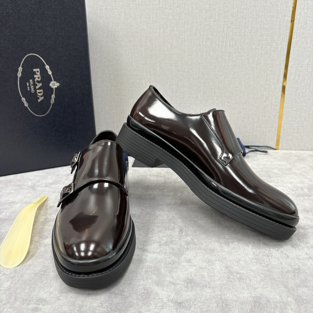 💋💍P家新品 普拉*达 PRAD* 官方热卖新款男士厚底双排孟克鞋 复古优雅与先锋设计的奢华交响 此款厚