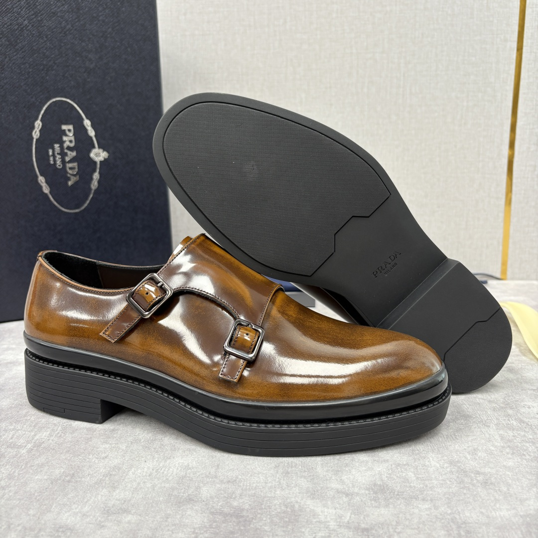💋💍P家新品 普拉*达 PRAD* 官方热卖新款男士厚底双排孟克鞋 复古优雅与先锋设计的奢华交响 此款厚