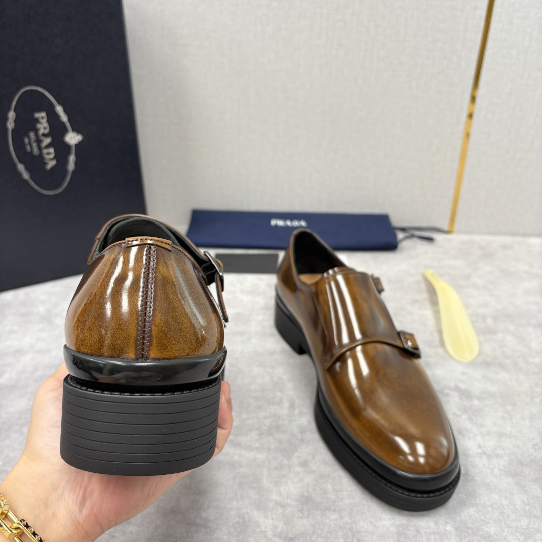 💋💍P家新品 普拉*达 PRAD* 官方热卖新款男士厚底双排孟克鞋 复古优雅与先锋设计的奢华交响 此款厚