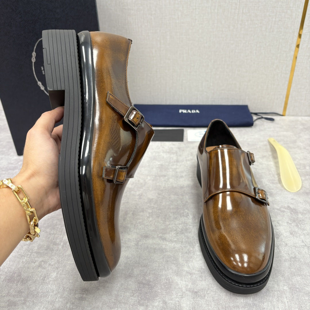 💋💍P家新品 普拉*达 PRAD* 官方热卖新款男士厚底双排孟克鞋 复古优雅与先锋设计的奢华交响 此款厚