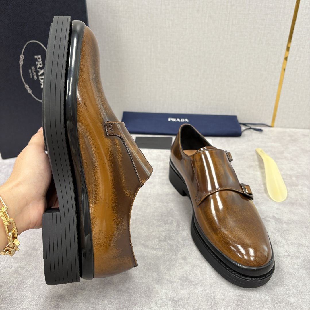 💋💍P家新品 普拉*达 PRAD* 官方热卖新款男士厚底双排孟克鞋 复古优雅与先锋设计的奢华交响 此款厚