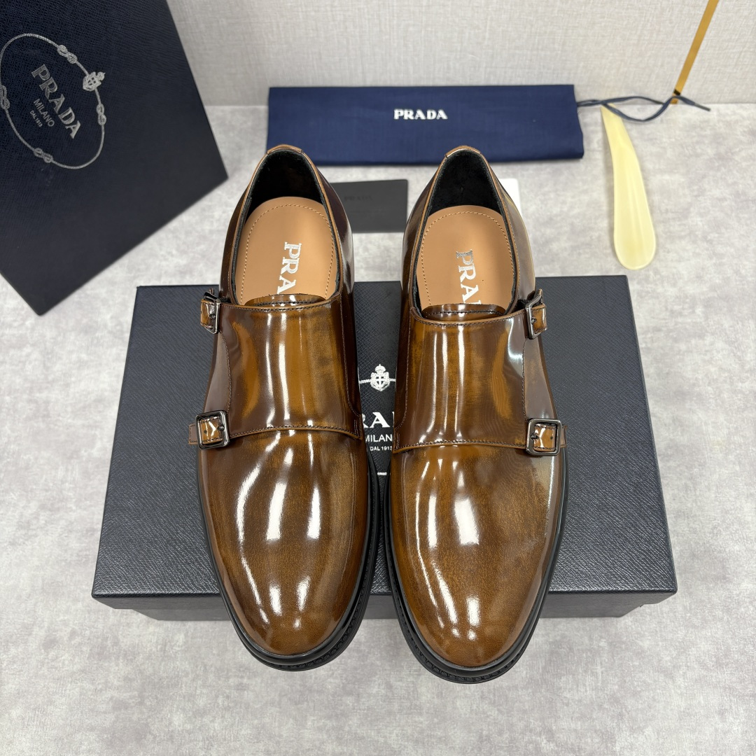 💋💍P家新品 普拉*达 PRAD* 官方热卖新款男士厚底双排孟克鞋 复古优雅与先锋设计的奢华交响 此款厚