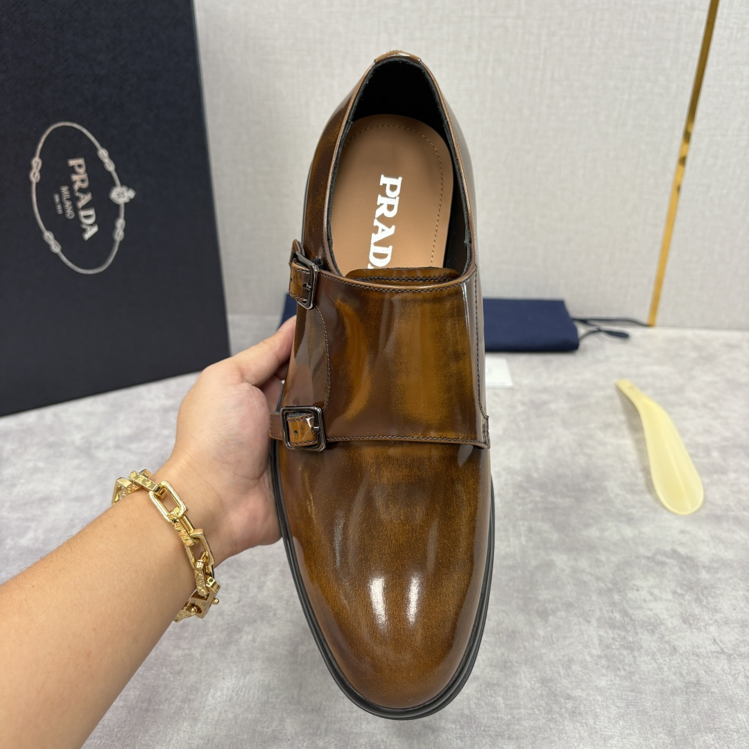 💋💍P家新品 普拉*达 PRAD* 官方热卖新款男士厚底双排孟克鞋 复古优雅与先锋设计的奢华交响 此款厚