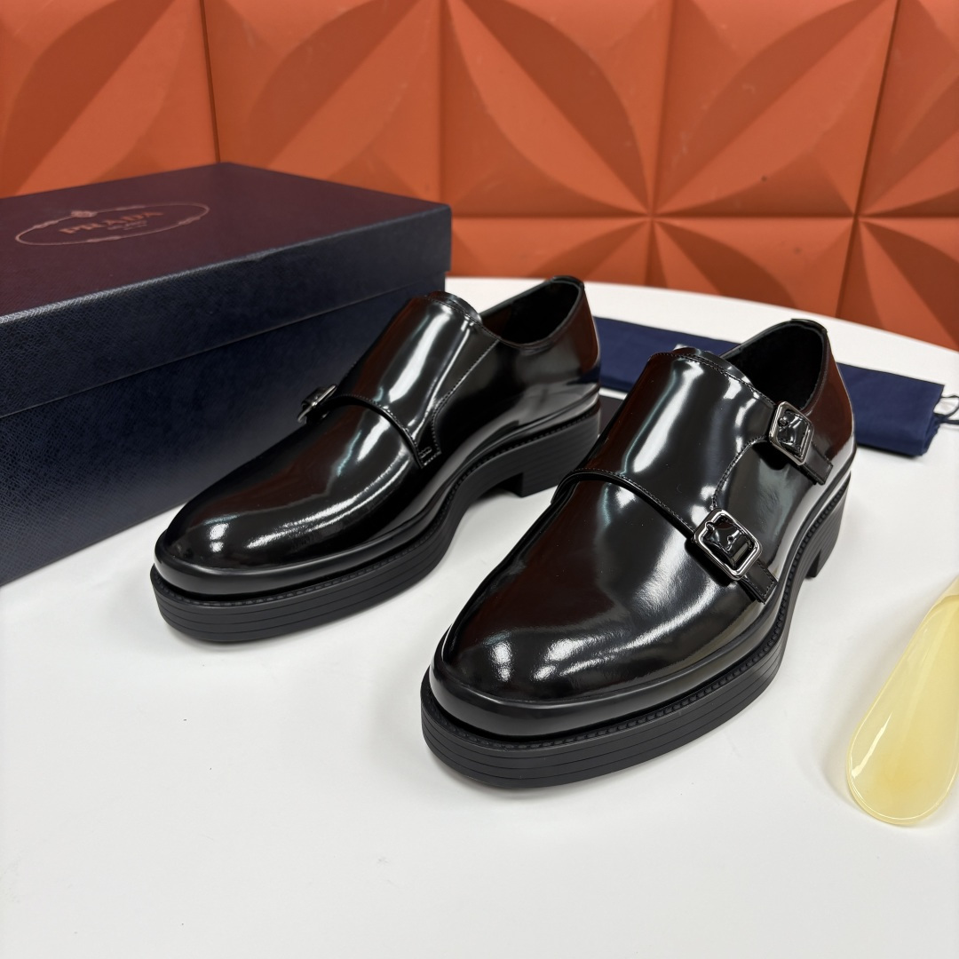 💋💍P家新品 普拉*达 PRAD* 官方热卖新款男士厚底双排孟克鞋 复古优雅与先锋设计的奢华交响 此款厚