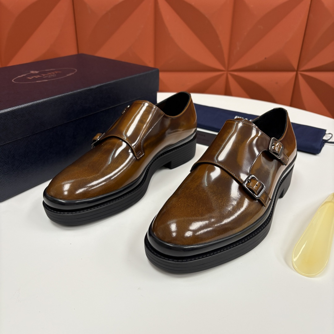 💋💍P家新品 普拉*达 PRAD* 官方热卖新款男士厚底双排孟克鞋 复古优雅与先锋设计的奢华交响 此款厚