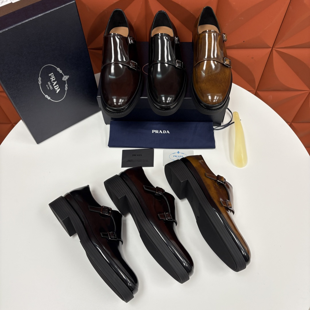 💋💍P家新品 普拉*达 PRAD* 官方热卖新款男士厚底双排孟克鞋 复古优雅与先锋设计的奢华交响 此款厚