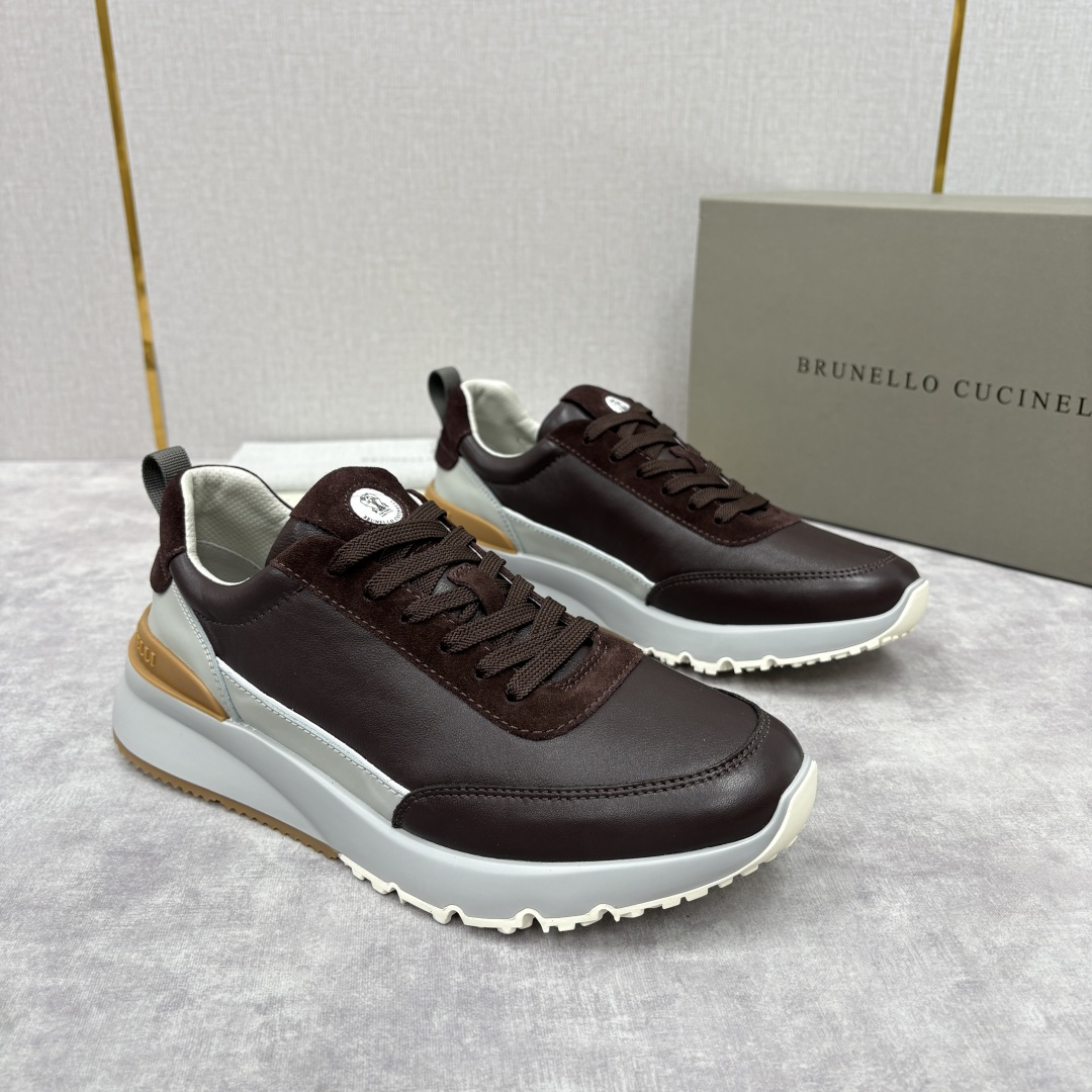 NO:620355,BC new product Brunello Cucinell* cowhide stitching contrasting color low-top sneakers. New materials and contrasting details redefine the classic style of this sneaker. The suede contrasting design of the tongue, eyelets and heel inlays, the small eyelets show a distinct sports style, and the combination of pebbled cowhide stitching on the upper highlights the ingenuity. The leather shoe lining and very light microporous material sole perfect the comfort of the shoe. Color stitching and contrasting design  Dynamic shoe shape, smooth lines, punched cowhide foot pads inside, comfortable and breathable, brand logo on the heel and insole, heel webbing pull-loop, Solomeo logo on the tongue adds an elegant atmosphere to the shoe. Original open-molded rubber grip sole, rubber outsole and very light rubber material Micro sole, lightweight and comfortable!  Size39-44 (customized at 38.45.46),, brunello cucinelli, sneakers,cowhide19860909BC新品 Brunello Cucinell* 牛皮拼接撞色低帮运动鞋 新材料和对比细节重新定义了这款运动鞋的经典风格.鞋舌、鞋孔眼处与后跟嵌饰的反毛皮撞色设计,细小的孔眼展现出鲜明的运动格调,拼接鞋面荔枝纹牛皮组合,匠心彰显精致.而皮质鞋衬和十分轻盈的微孔材料鞋底则完美了鞋子穿着的舒适感. 色彩拼接撞色设计 动感鞋形 线条流畅 内里冲孔牛皮垫脚加持 舒适透气 后跟与鞋垫饰有品牌logo标志 后跟织带提环 鞋舌上的Solomeo徽标为鞋子增添了优雅的气息.原版开模橡胶抓地鞋底 橡胶鞋外底与非常轻盈的橡胶材质Micro鞋底 轻便舒适款 ！ Size39-44（38.45.46定做）,,brunello cucinelli,sneakers,cowhide,Men's shoes