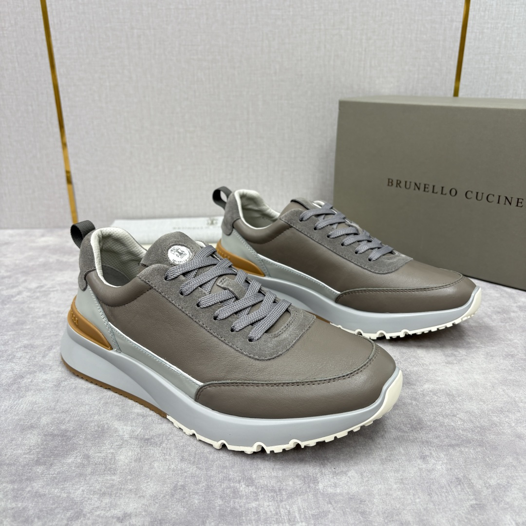 NO:589774,BC new product Brunello Cucinell* cowhide stitching contrasting color low-top sneakers. New materials and contrasting details redefine the classic style of this sneaker. The suede contrasting design of the tongue, eyelets and heel inlays, the small eyelets show a distinct sports style, and the combination of pebbled cowhide stitching on the upper highlights the ingenuity. The leather shoe lining and very light microporous material sole perfect the comfort of the shoe. Color stitching and contrasting design  Dynamic shoe shape, smooth lines, punched cowhide foot pads inside, comfortable and breathable, brand logo on the heel and insole, heel webbing pull-loop, Solomeo logo on the tongue adds an elegant atmosphere to the shoe. Original open-molded rubber grip sole, rubber outsole and very light rubber material Micro sole, lightweight and comfortable!  Size39-44 (customized at 38.45.46),, brunello cucinelli, sneakers,cowhide19860909BC新品 Brunello Cucinell* 牛皮拼接撞色低帮运动鞋 新材料和对比细节重新定义了这款运动鞋的经典风格.鞋舌、鞋孔眼处与后跟嵌饰的反毛皮撞色设计,细小的孔眼展现出鲜明的运动格调,拼接鞋面荔枝纹牛皮组合,匠心彰显精致.而皮质鞋衬和十分轻盈的微孔材料鞋底则完美了鞋子穿着的舒适感. 色彩拼接撞色设计 动感鞋形 线条流畅 内里冲孔牛皮垫脚加持 舒适透气 后跟与鞋垫饰有品牌logo标志 后跟织带提环 鞋舌上的Solomeo徽标为鞋子增添了优雅的气息.原版开模橡胶抓地鞋底 橡胶鞋外底与非常轻盈的橡胶材质Micro鞋底 轻便舒适款 ！ Size39-44（38.45.46定做）,,brunello cucinelli,sneakers,cowhide,Men's shoes