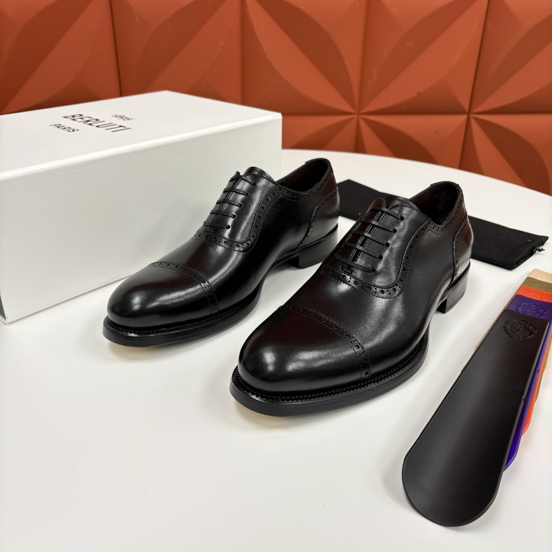 NO:588263,Berlut* new men's hand-rubbed formal leather shoes are now available  Crocodile pattern brogue Oxford shoes are the ultimate fusion of business and style. They are made of high-quality imported calfskin/crocodile embossed cowhide. The shoe shape is classic Oxford shoes + brogue carved design, with three-joint splicing on the toe and hollow carving on the shoe body. The details show the exquisite feeling of hand-sewing. The upper is made of  The effect of hand-rubbing process. The inner water-dyed calfskin is soft and comfortable. The Italian leather outsole is added with a rubber backing for excellent anti-slip effect. The crocodile pattern texture runs through the shoe body, giving it a sense of wildness and luxury. The stitching details of the shoe body are exquisite, and the hand-stitched stitches are not only a reflection of craftsmanship, but also a symbol of complexity.  The style of an ancient gentleman is injected into the soul. The design of the sole is even more hidden. The black and purple gradient outsole is printed with the brand's exclusive artistic embossing. The metal ornaments on the toe are not only decorative, but also add wear resistance. The details show the brand's ultimate pursuit of quality. The lace design ensures that the upper  The fit is perfect, and it provides style extensibility for business and leisure looks. From suits and leather shoes for business meetings to yuppie wear for casual occasions, it can be the finishing touch of the look, giving the wearer a subtle style and taste. It is an indispensable luxury collection in a gentleman's shoe cabinet!  Standard leather shoe sizes 39~44# (customized at 37.38.45.46), business suit, cowhide, Leather soles19860909Berlut* 布鲁提 新款男士手工擦色正装皮鞋上新 鳄鱼纹布洛克牛津鞋的商务与格调的极致融合.甄选优质进口小牛皮/鳄鱼压纹牛皮制成.鞋型为经典牛津鞋+布洛克雕花设计,鞋头三接头拼接、鞋身镂空雕花,细节处尽显手工缝制的精致感.鞋面采用手工擦色工艺处理效果.内里水染小牛皮柔软舒适意大利真皮大底后跟加入橡胶底片防滑效果极好鳄鱼纹肌理贯穿鞋身,野性与奢华感拉满；鞋身缝线细节精致入微,手工缝制的针脚既是工艺的体现,又为复古绅士格调注入灵魂.而鞋底的设计更是暗藏惊喜,黑紫色渐变的大底印有品牌专属的艺术压纹,鞋头处的金属饰件不仅是装饰,更添耐磨属性,细节之处尽显品牌对品质的极致追求.系带设计既保证了鞋面的贴合度,又为商务、休闲造型提供了风格延展性.从商务会晤的西装革履,到休闲场合的雅痞穿搭,它都能成为造型的点睛之笔,为穿着者赋予不彰自显的格调与品位,是绅士鞋柜中不可或缺的奢雅藏品！ 标准皮鞋码数39～44#（37.38.45.46定做）批,,business suit,cowhide,Leather soles,Men's shoes