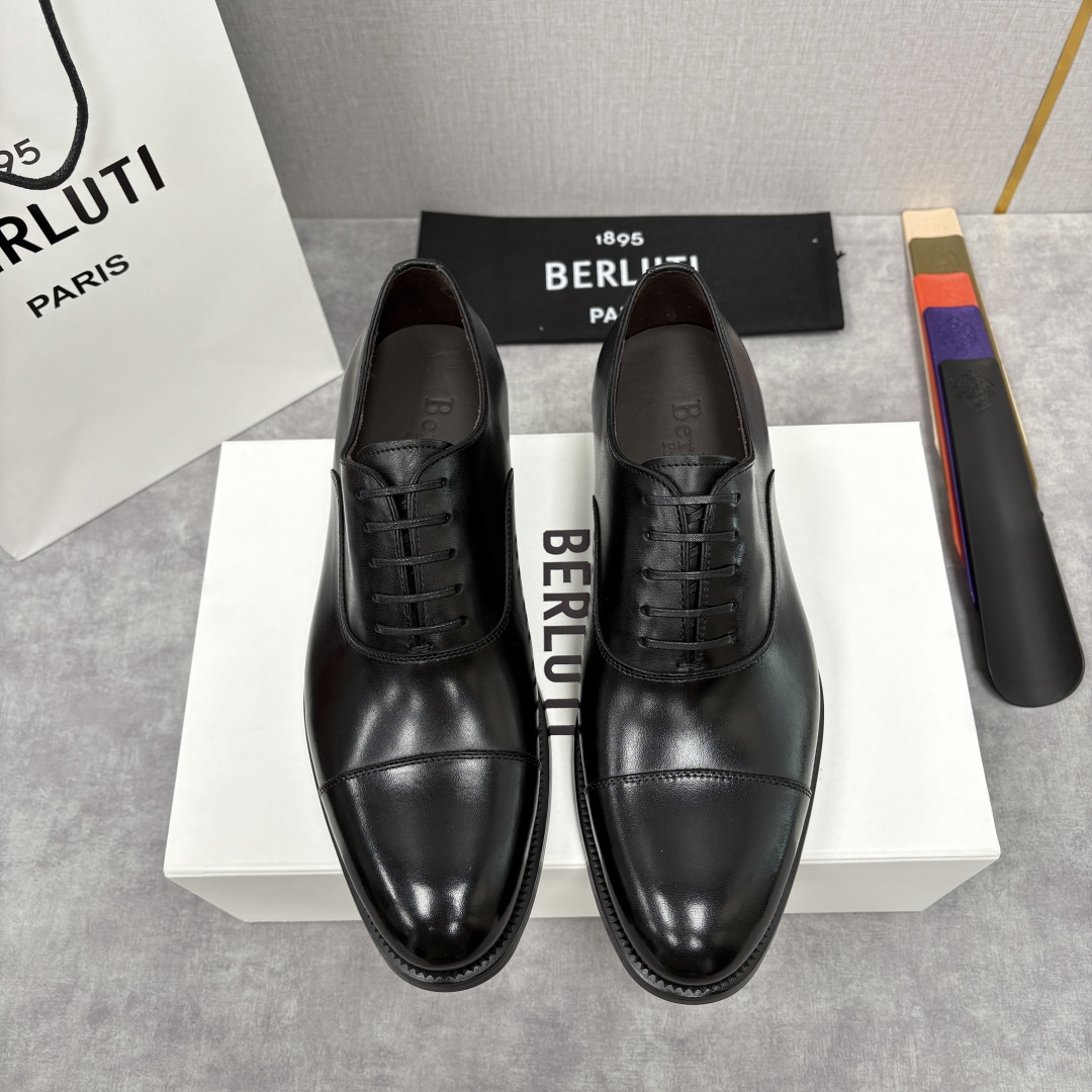 NO:589021,Berlut* men's new hand-rubbed formal leather shoes are new. Crocodile pattern Oxford shoes are the ultimate fusion of business and style. Made of high-quality imported calfskin/crocodile embossed cowhide. The shoe shape is a classic Oxford shoe + double row stitching design, with three-joint splicing on the toe and fine and neat stitching on the shoe body.  , the details show the exquisite feeling of hand-stitching. The upper is treated with hand-rubbing process. The water-dyed calfskin inside is soft and comfortable. The Italian genuine leather outsole is added with a rubber backing for excellent anti-slip effect. The crocodile pattern texture runs through the shoe body, giving it a sense of wildness and luxury. The stitching details of the shoe body are exquisite. The hand-stitched stitches are not only the embodiment of craftsmanship, but also inject soul into the retro gentleman style. And the design of the sole is even more hidden. The black and purple gradient outsole is printed with the brand name.  The unique artistic embossing and the metal ornaments at the toe are not only decorative, but also add wear resistance. The details show the brand’s ultimate pursuit of quality. The lace design not only ensures the fit of the upper, but also provides style for business and leisure looks.  Style malleability. From suits and leather shoes for business meetings to yuppie wear for casual occasions, it can be the finishing touch of the style, giving the wearer a subtle style and taste. It is an indispensable luxury collection in a gentleman's shoe cabinet!  Standard leather shoe sizes 39~44# (customized at 37.38.45.46) batch, business suit, cowhide, Leather soles19860909Berlut* 布鲁提 新款男士手工擦色正装皮鞋上新 鳄鱼纹牛津鞋的商务与格调的极致融合.甄选优质进口小牛皮/鳄鱼压纹牛皮制成.鞋型为经典牛津鞋+双排车线设计,鞋头三接头拼接,鞋身缝线细腻工整 ,细节处尽显手工缝制的精致感.鞋面采用手工擦色工艺处理效果.内里水染小牛皮柔软舒适意大利真皮大底后跟加入橡胶底片防滑效果极好鳄鱼纹肌理贯穿鞋身,野性与奢华感拉满；鞋身缝线细节精致入微,手工缝制的针脚既是工艺的体现,又为复古绅士格调注入灵魂.而鞋底的设计更是暗藏惊喜,黑紫色渐变的大底印有品牌专属的艺术压纹,鞋头处的金属饰件不仅是装饰,更添耐磨属性,细节之处尽显品牌对品质的极致追求.系带设计既保证了鞋面的贴合度,又为商务、休闲造型提供了风格延展性.从商务会晤的西装革履,到休闲场合的雅痞穿搭,它都能成为造型的点睛之笔,为穿着者赋予不彰自显的格调与品位,是绅士鞋柜中不可或缺的奢雅藏品！ 标准皮鞋码数39～44#（37.38.45.46定做）批,,business suit,cowhide,Leather soles,Men's shoes