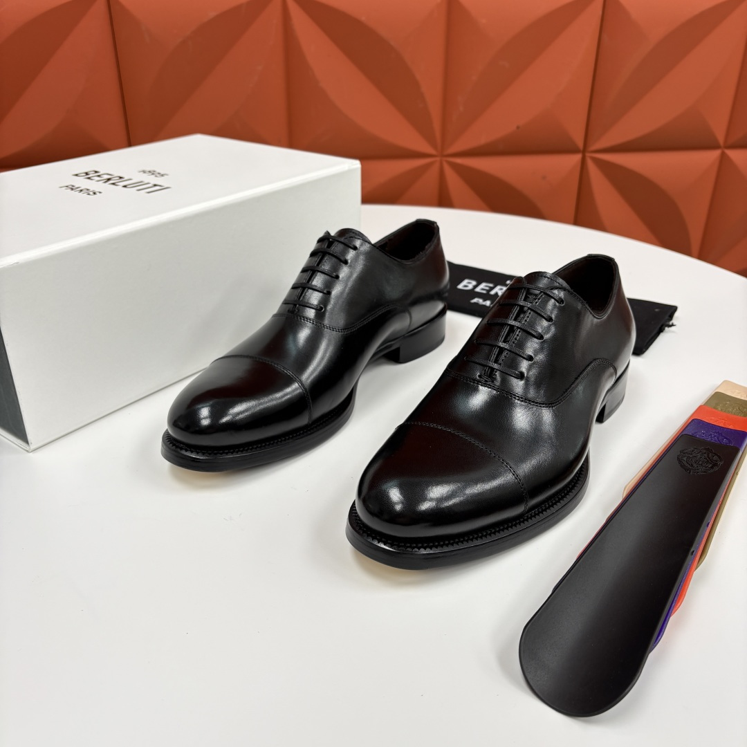 NO:589026,Berlut* men's new hand-rubbed formal leather shoes are new. Crocodile pattern Oxford shoes are the ultimate fusion of business and style. Made of high-quality imported calfskin/crocodile embossed cowhide. The shoe shape is a classic Oxford shoe + double row stitching design, with three-joint splicing on the toe and fine and neat stitching on the shoe body.  , the details show the exquisite feeling of hand-stitching. The upper is treated with hand-rubbing process. The water-dyed calfskin inside is soft and comfortable. The Italian genuine leather outsole is added with a rubber backing for excellent anti-slip effect. The crocodile pattern texture runs through the shoe body, giving it a sense of wildness and luxury. The stitching details of the shoe body are exquisite. The hand-stitched stitches are not only the embodiment of craftsmanship, but also inject soul into the retro gentleman style. And the design of the sole is even more hidden. The black and purple gradient outsole is printed with the brand name.  The unique artistic embossing and the metal ornaments at the toe are not only decorative, but also add wear resistance. The details show the brand’s ultimate pursuit of quality. The lace design not only ensures the fit of the upper, but also provides style for business and leisure looks.  Style malleability. From suits and leather shoes for business meetings to yuppie wear for casual occasions, it can be the finishing touch of the style, giving the wearer a subtle style and taste. It is an indispensable luxury collection in a gentleman's shoe cabinet!  Standard leather shoe sizes 39~44# (customized at 37.38.45.46), business suit, cowhide, Leather soles19860909Berlut* 布鲁提 新款男士手工擦色正装皮鞋上新 鳄鱼纹牛津鞋的商务与格调的极致融合.甄选优质进口小牛皮/鳄鱼压纹牛皮制成.鞋型为经典牛津鞋+双排车线设计,鞋头三接头拼接,鞋身缝线细腻工整 ,细节处尽显手工缝制的精致感.鞋面采用手工擦色工艺处理效果.内里水染小牛皮柔软舒适意大利真皮大底后跟加入橡胶底片防滑效果极好鳄鱼纹肌理贯穿鞋身,野性与奢华感拉满；鞋身缝线细节精致入微,手工缝制的针脚既是工艺的体现,又为复古绅士格调注入灵魂.而鞋底的设计更是暗藏惊喜,黑紫色渐变的大底印有品牌专属的艺术压纹,鞋头处的金属饰件不仅是装饰,更添耐磨属性,细节之处尽显品牌对品质的极致追求.系带设计既保证了鞋面的贴合度,又为商务、休闲造型提供了风格延展性.从商务会晤的西装革履,到休闲场合的雅痞穿搭,它都能成为造型的点睛之笔,为穿着者赋予不彰自显的格调与品位,是绅士鞋柜中不可或缺的奢雅藏品！ 标准皮鞋码数39～44#（37.38.45.46定做）批,,business suit,cowhide,Leather soles,Men's shoes