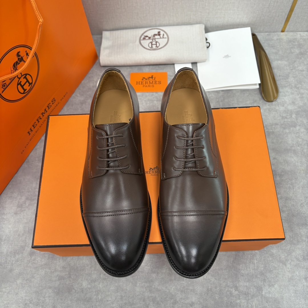 NO:620644,H family's new product Herme* Men's three-jointed Oxford shoes, formal leather shoes, combine luxurious texture and elegant style, making them a high-end choice for business occasions.  It is made of imported cowhide/open edge beaded matte leather. It adopts the classic three-joint Oxford shoe design (the toe, shoe body and heel are segmented and spliced), with neat and straight lines. The shoe body adopts Hermès's iconic fine stitching technology, and the edges are clean and neat, highlighting the brand's handmade texture. It uses a traditional leather outsole, which fits the ground when walking and has excellent breathability; the brand embossing on the bottom and the anti-slip rubber backing detail on the heel are suitable for gentleman wear in many scenarios!  This shoe is an ideal item for high-end business/formal occasions. It not only retains the rigor of traditional formal shoes, but also adds a level of detail through changes in leather texture. It is suitable for business meetings, dinners and other formal scenes. It is a must-have for men's wardrobe. Standard leather shoe sizes 39~44# (38.45.46 custom-made), Hermes leather shoes, hermes, hermes, cowhide, Leather soles19860909H家新品Herme* 爱马-仕 男士三接头牛津鞋正装鞋皮鞋 兼具奢华质感与优雅格调,是商务场合的高阶之选. 选用进口牛皮/开边珠雾面哑光皮打造.采用经典三接头牛津鞋设计（鞋头、鞋身、鞋跟分段拼接）,线条利落挺括、鞋身采用爱马-仕标志性的精细缝线工艺,边缘处理干净利落,彰显品牌手工质感.采用传统真皮大底,行走时贴合地面且透气性极佳；底部的品牌压印与后跟防滑橡胶底片细节,适应多场景绅士穿搭！这款鞋是高端商务/正式场合的理想单品,既保留了传统正装鞋的严谨,又通过皮质纹理的变化增添了细节层次,适配商务会议、晚宴等多种正式场景,是质感男士的衣橱必备. 标准皮鞋码数39～44#（38.45.46定做）批,爱马仕 皮鞋,hermes,hermes,cowhide,Leather soles,Men's shoes