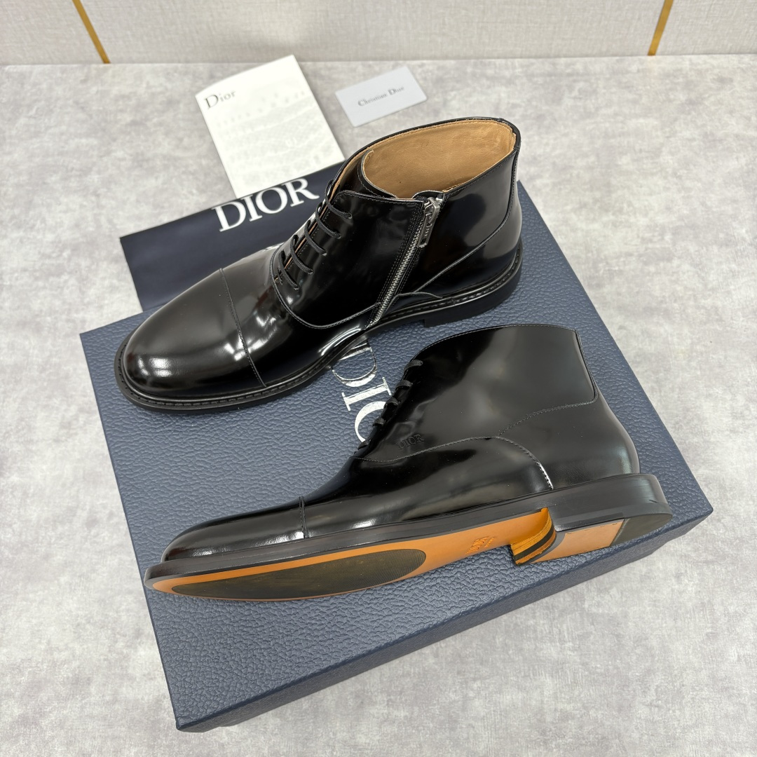 💋💍CD家新品 Dio*r 迪-奥 男士拼接短靴 中帮皮靴 它将质感、设计与实用性融为一体：作为品牌高端